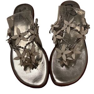 Beautiful Silver & white flowered leather sandals B2 by Bernardo worn 2x EUC